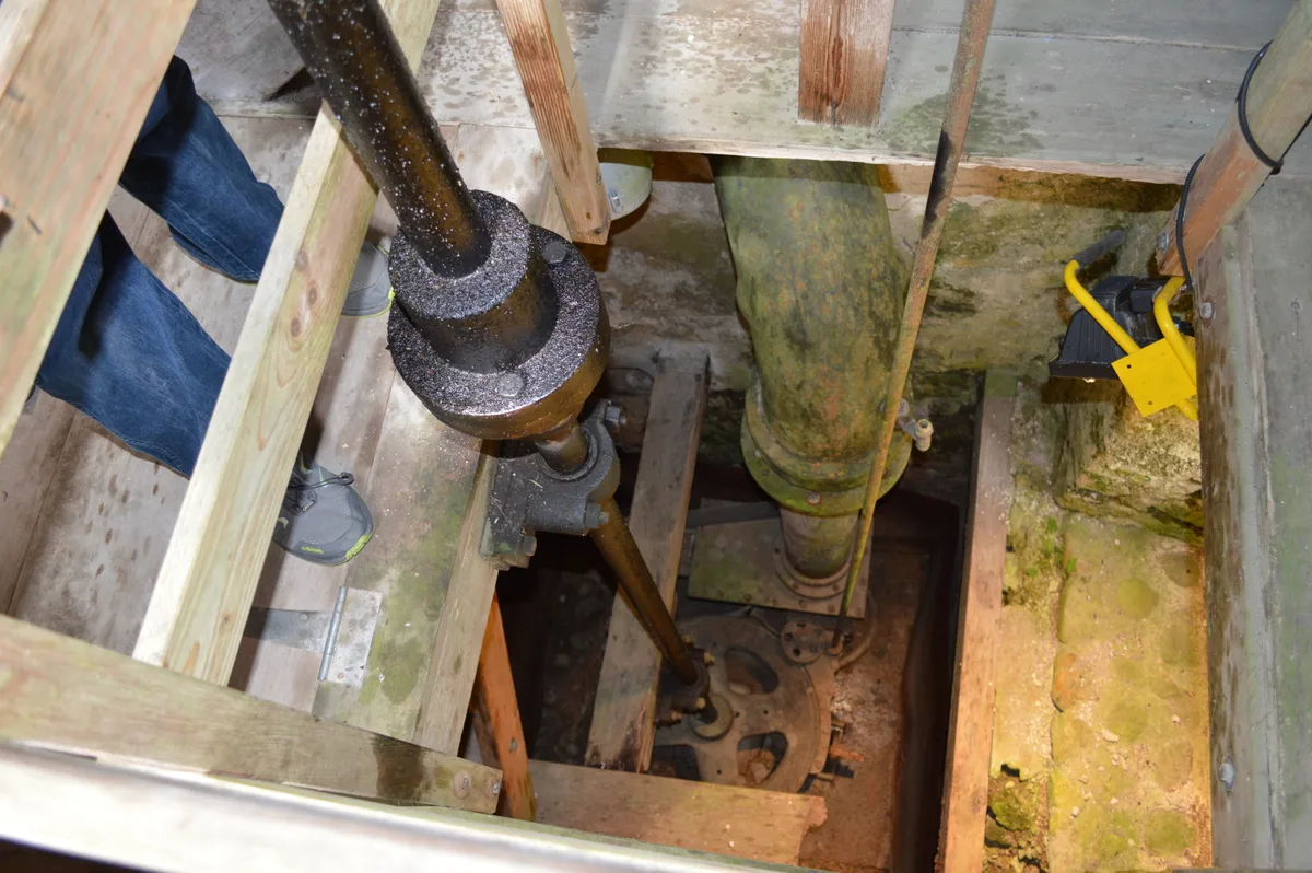 Eine Turbine in einem Schacht.
